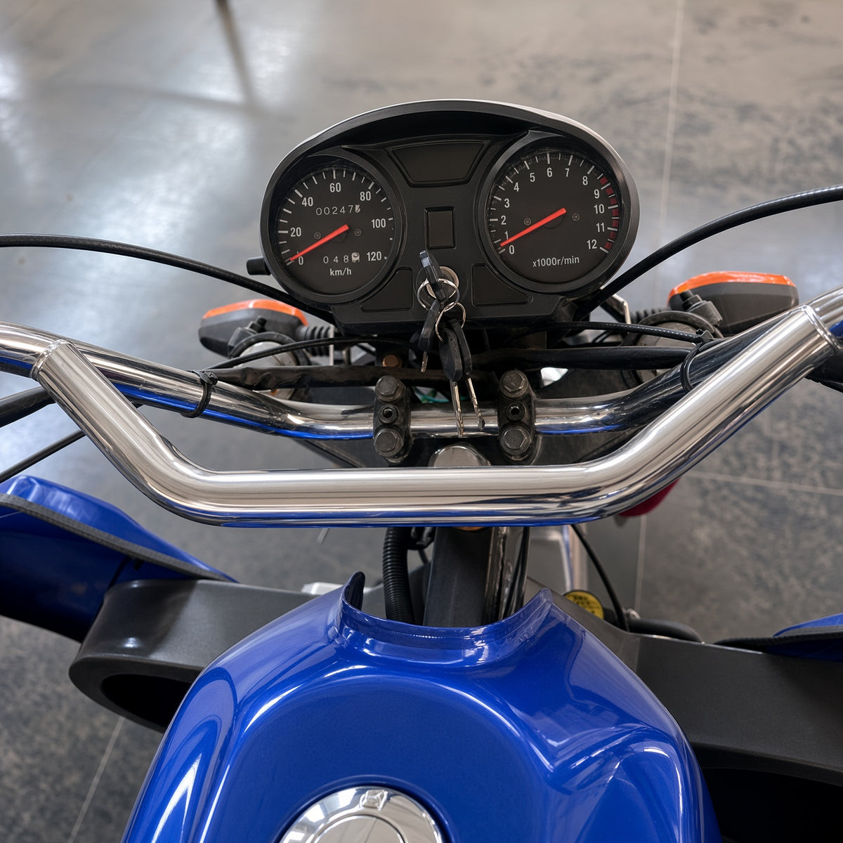 Q8 Enclosed Electric Cargo Tricycle 600-800kg Load 70-90km Range 30-50km/h 2-Seater